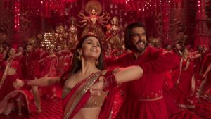 Read more about the article “Alia Dances, Ranveer Rocks Stage | Watch”