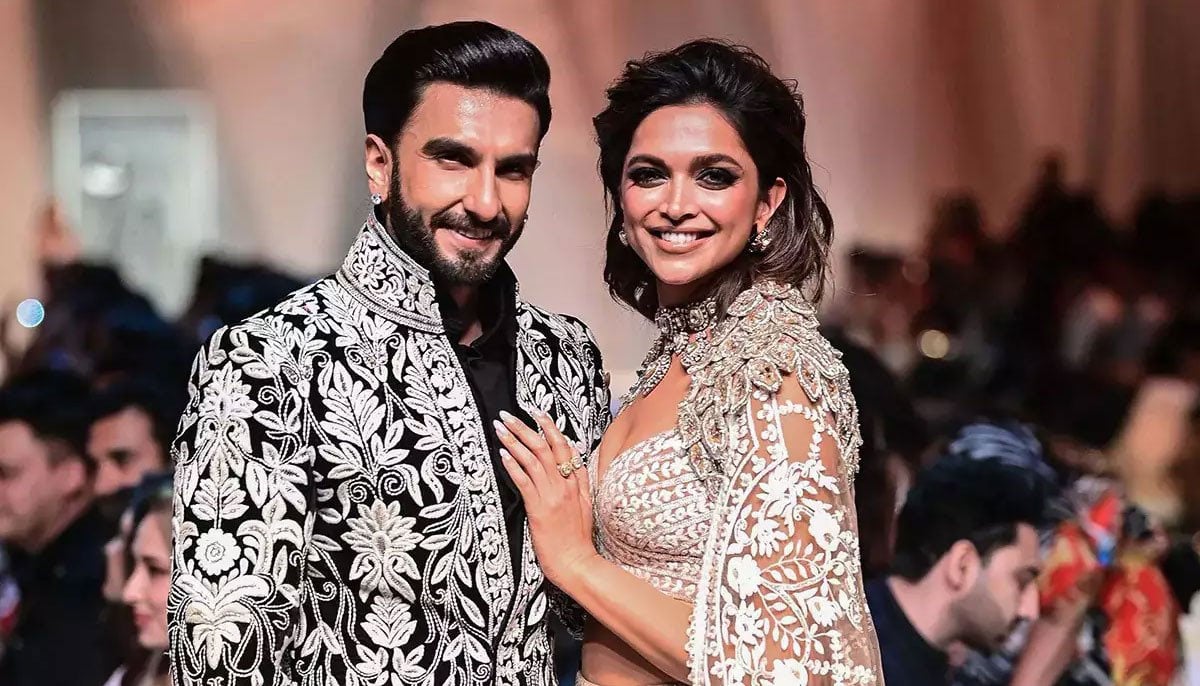 Read more about the article Deepika Trolls Ranveer’s Beard In Fun Ad
