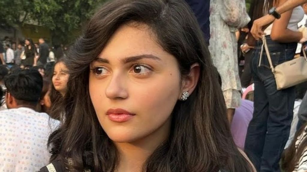 Read more about the article Aneet Padda Smiles Watching Shakti Shalini Teaser In Theatres