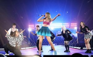 Read more about the article Taylor Swift announces Eras Tour docuseries With TTPD Set