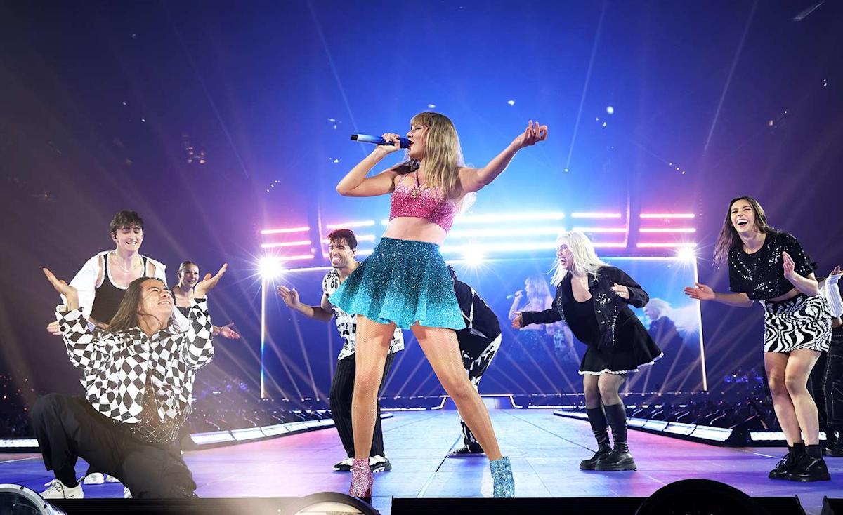 Read more about the article Taylor Swift announces Eras Tour docuseries With TTPD Set